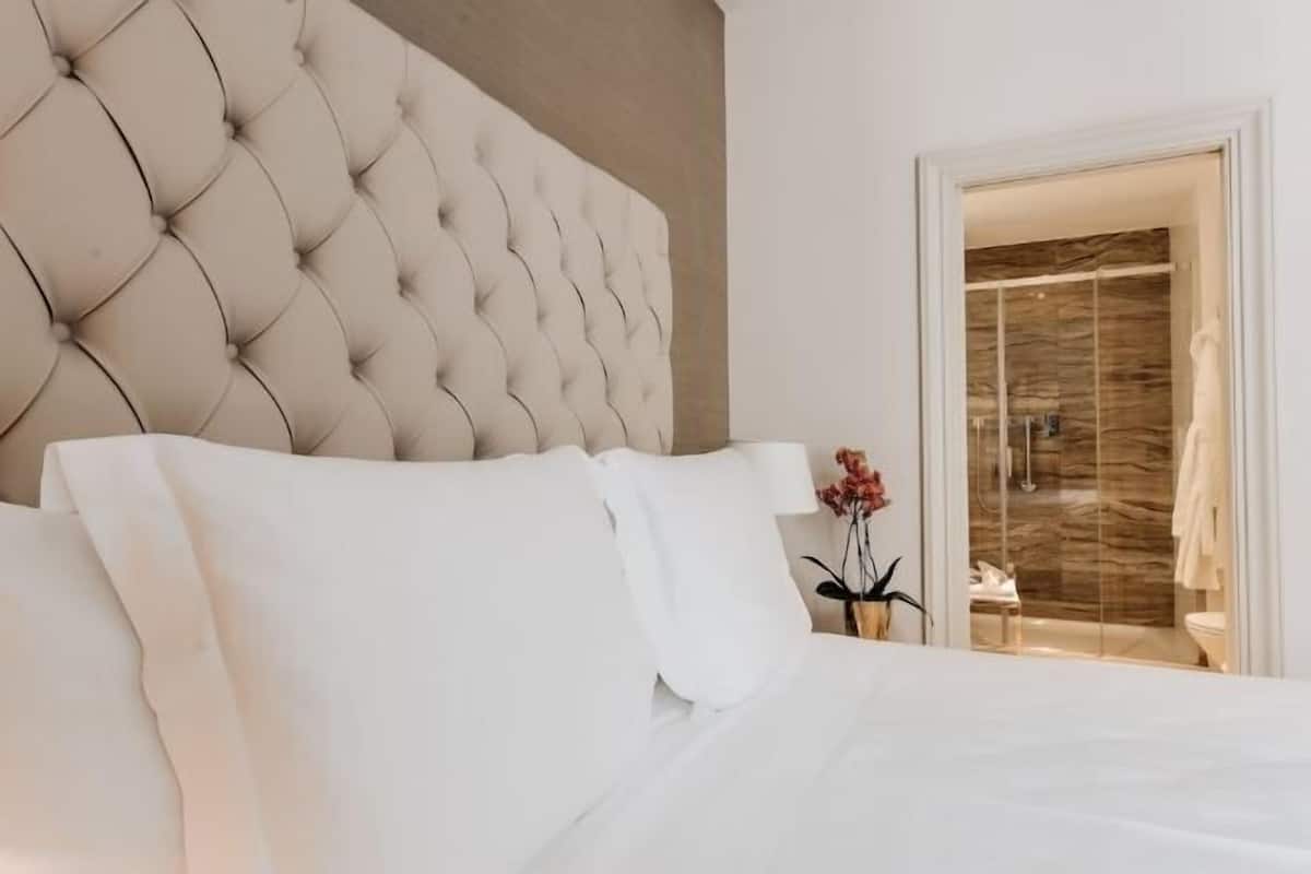 1 bedroom, hypo-allergenic bedding, pillow-top beds, minibar