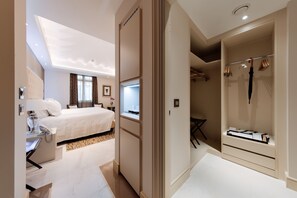 Suite (Basilio) | 1 bedroom, hypo-allergenic bedding, pillowtop beds, minibar