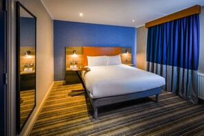 Habitación, 1 cama matrimonial | Escritorio, wifi gratis y ropa de cama 