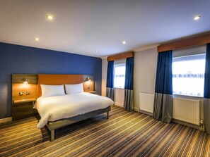 Escritorio, wifi gratis, ropa de cama
