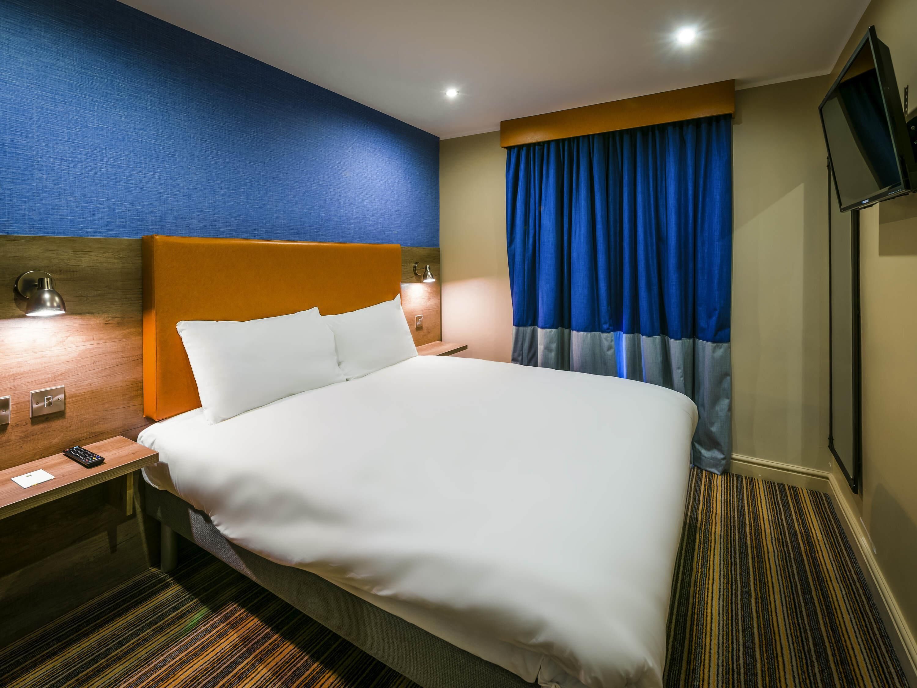 Chambre, 1 lit double | Bureau, Wi-Fi gratuit, draps fournis