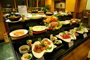 2 restaurants, breakfast, lunch, dinner served; seafood - Gokulam Park (Kanayannur)