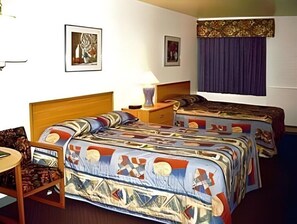 Family Room, 2 Queen Beds, Smoking - Apple Tree Inn (Spokane)