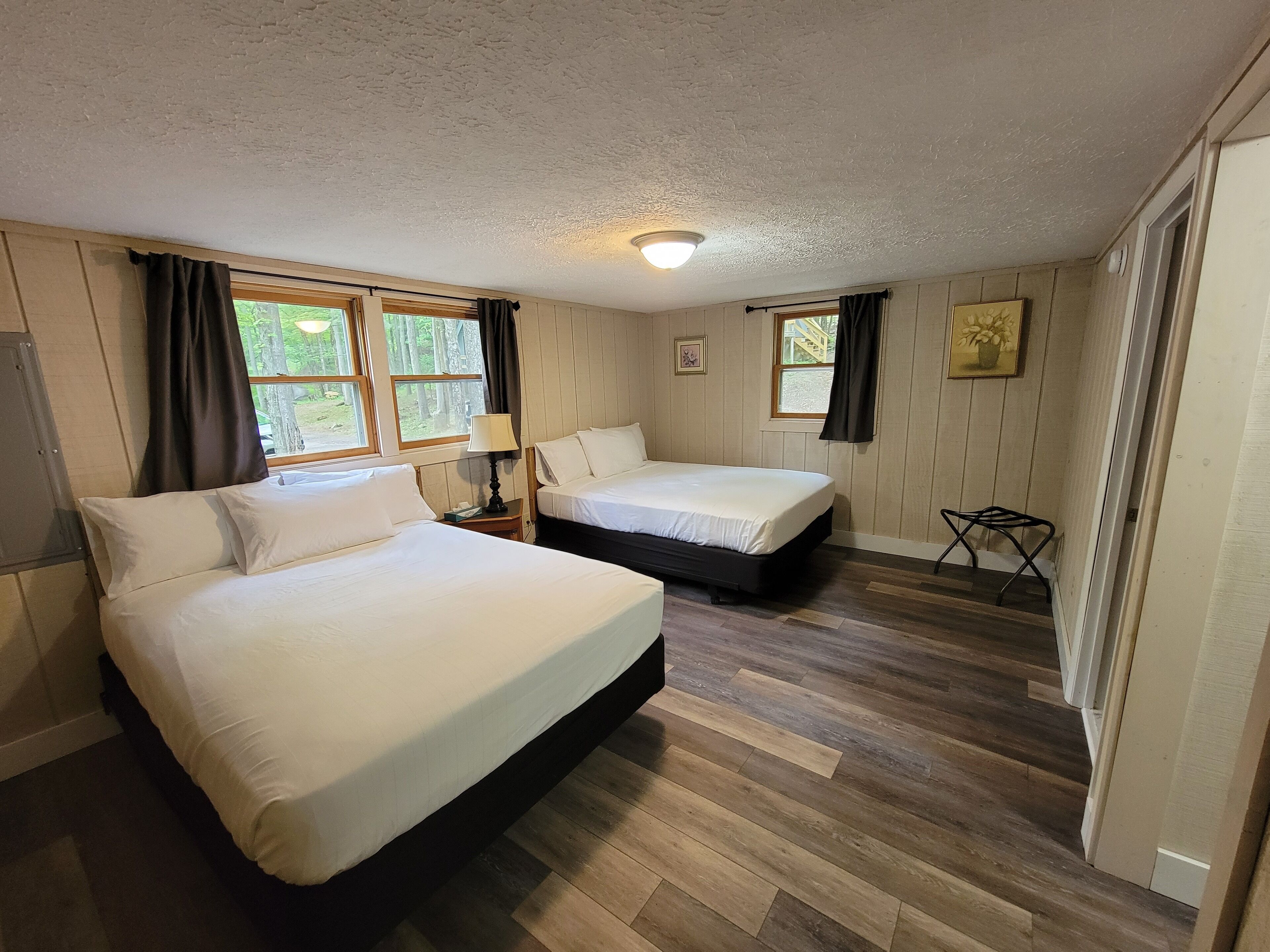deluxe cabin | 4 bedrooms, iron/ironing board, bed sheets
