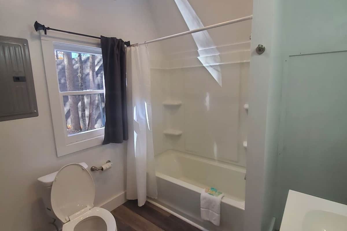 basic cabin | bathroom | towels