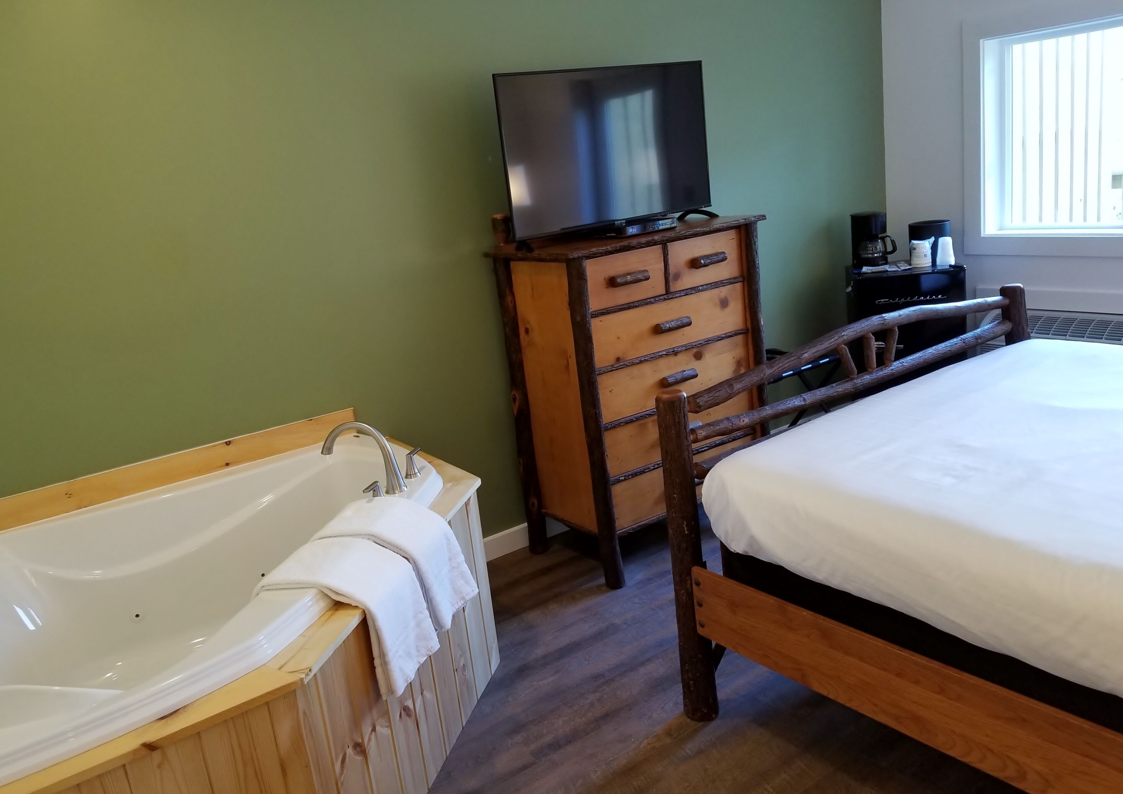 premier room, 1 queen bed, jetted tub, lakeside | 4 bedrooms, iron/ironing board, bed sheets