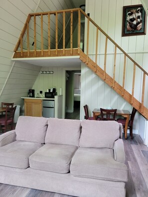 Deluxe Cabin | 4 bedrooms, iron/ironing board, bed sheets