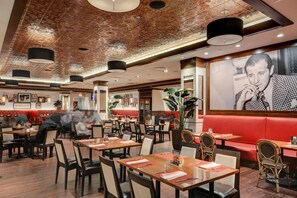 3 restaurantes; se sirve desayuno, almuerzo y cena; cocina americana