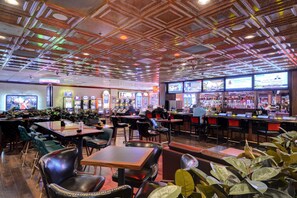 4 bares o lounges, bar de cocteles, piano bar 