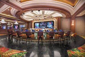 4 bares o lounges, bar de cocteles, piano bar 