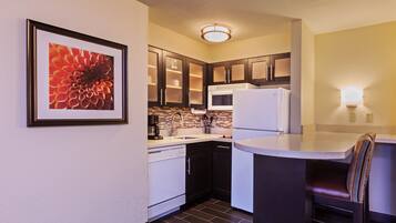 Suite, 1 habitación | Edredón, caja de seguridad en la habitación y escritorio