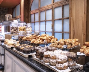 Frokostbuffé hver dag (EUR 15 per person)