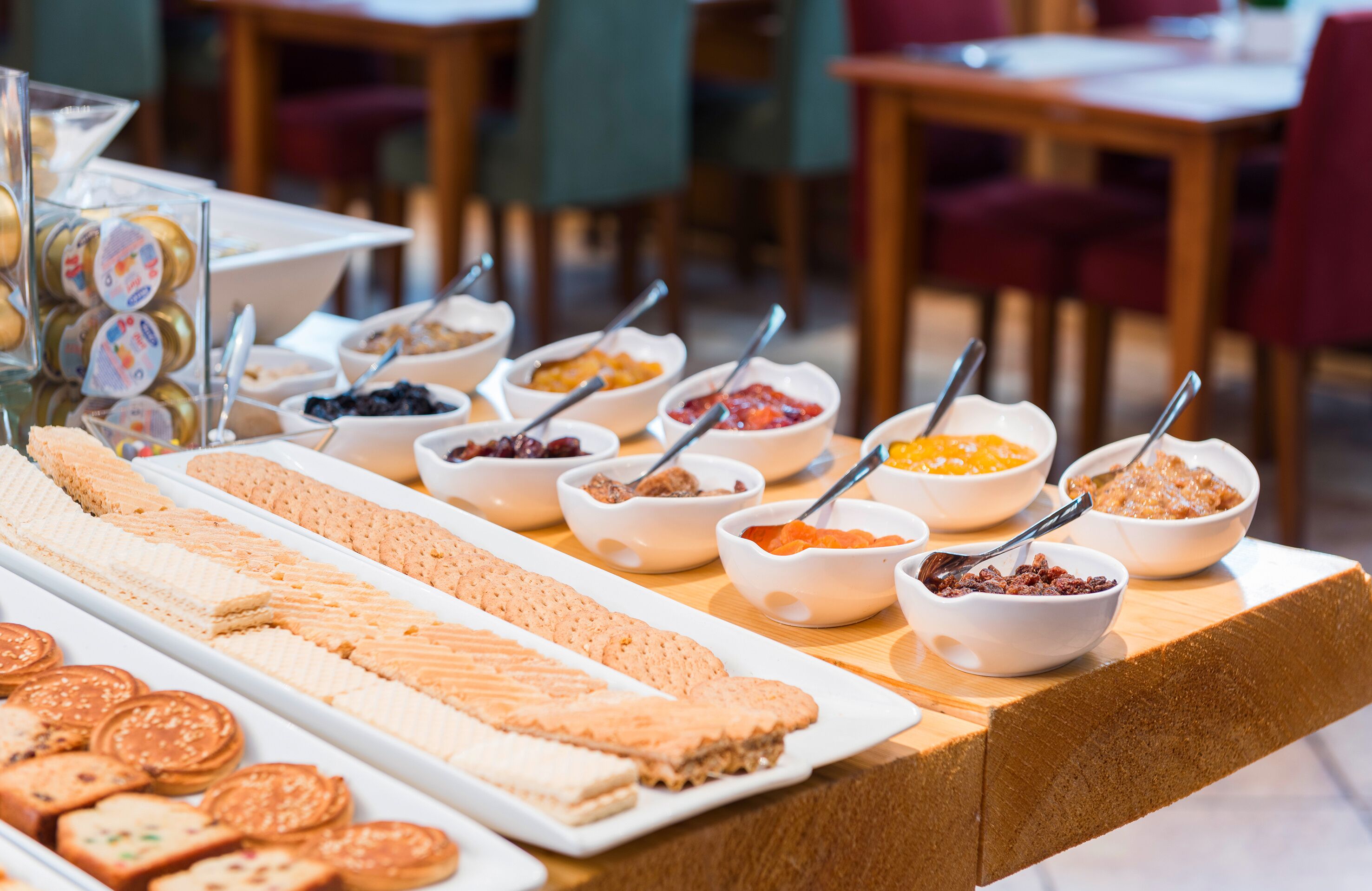 En buffet med forskellige retter og tilbehør.