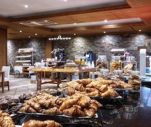 每日供應吃到飽早餐 (每人 EUR15)