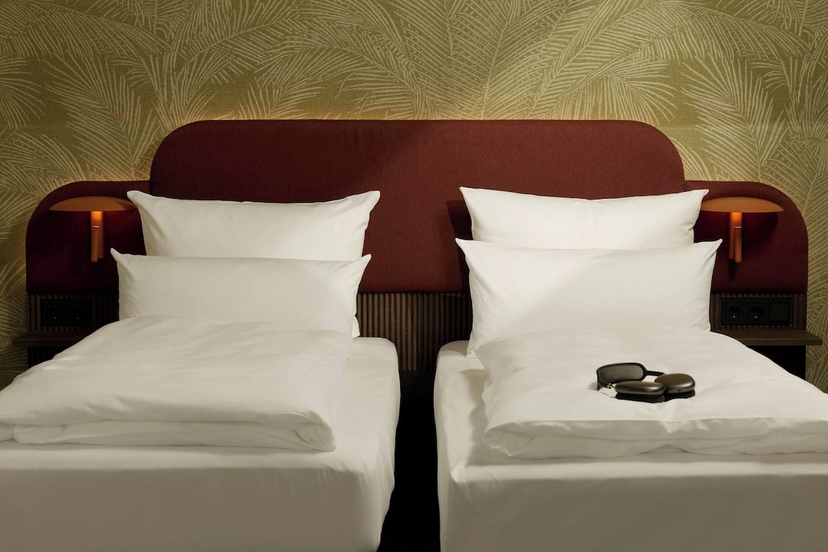 Allergiatestatut vuodevaatteet, tallelokero huoneessa, työpöytä