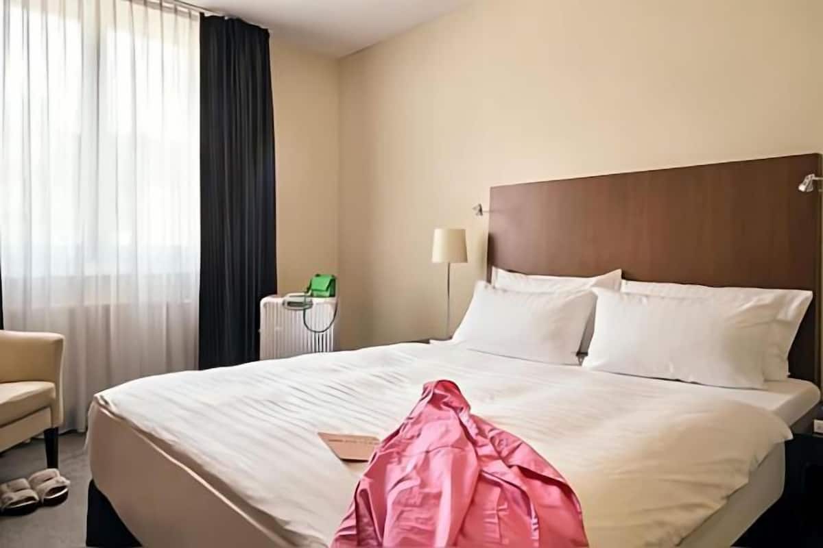 1 dormitorio, ropa de cama hipoalergénica, caja fuerte y escritorio