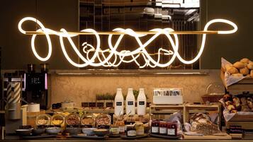 Dagelijks ontbijtbuffet (EUR 24.50 per persoon)