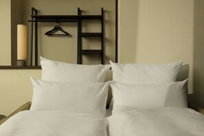 Hypo-allergenic bedding, in-room safe, desk, laptop workspace - The Cloud One Frankfurt - Metropolitan (Frankfurt)