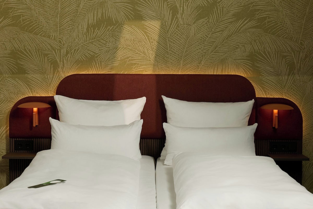 Huone (CLOUD) | Allergiatestatut vuodevaatteet, tallelokero huoneessa, työpöytä