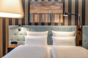 Hypo-allergenic bedding, in-room safe, desk, laptop workspace - The Cloud One Frankfurt - Metropolitan (Frankfurt)