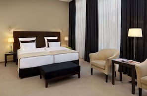 Signature Twin room | Hypo-allergenic bedding, in-room safe, desk, laptop workspace