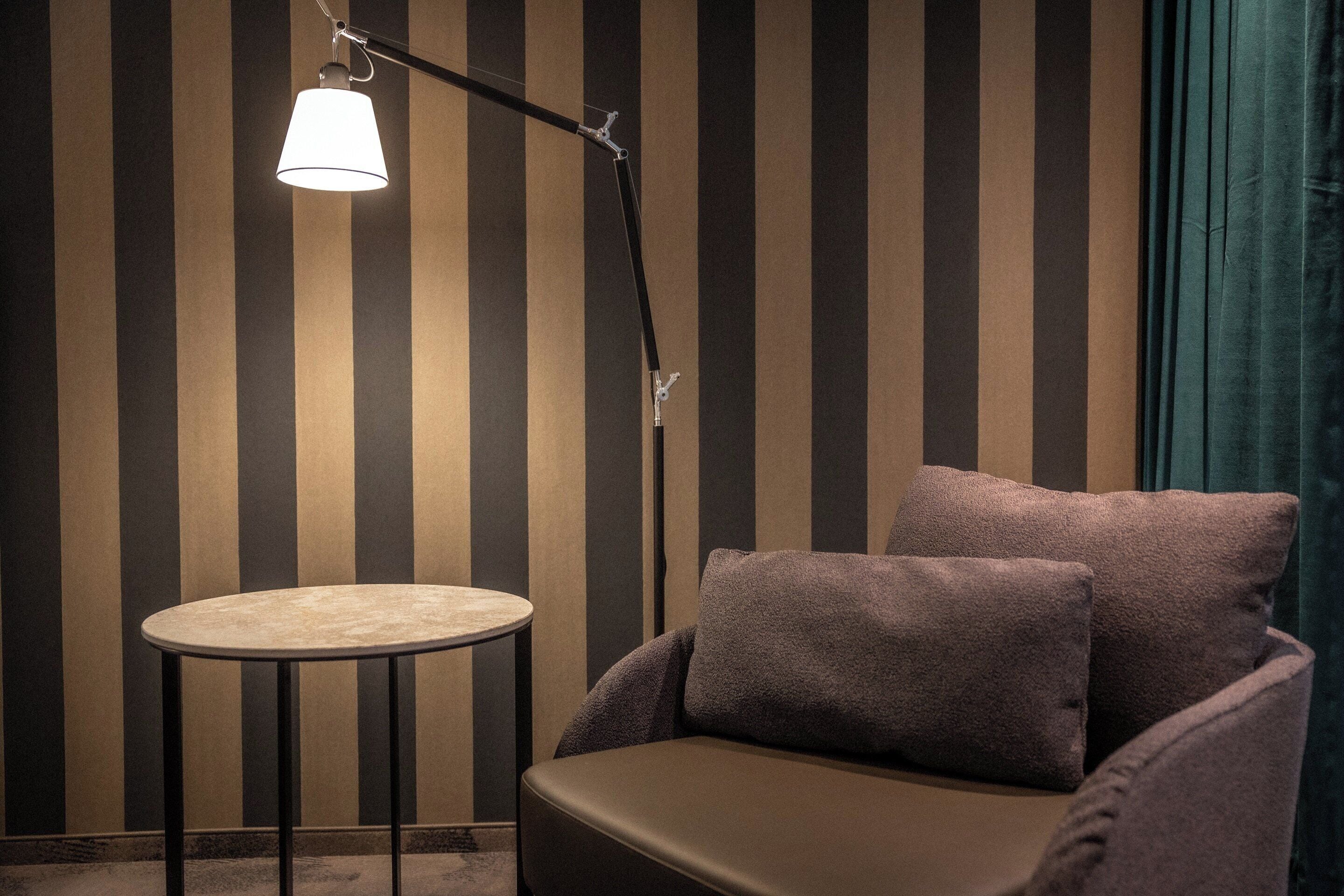 Ropa de cama hipoalergénica y caja de seguridad en la habitación 