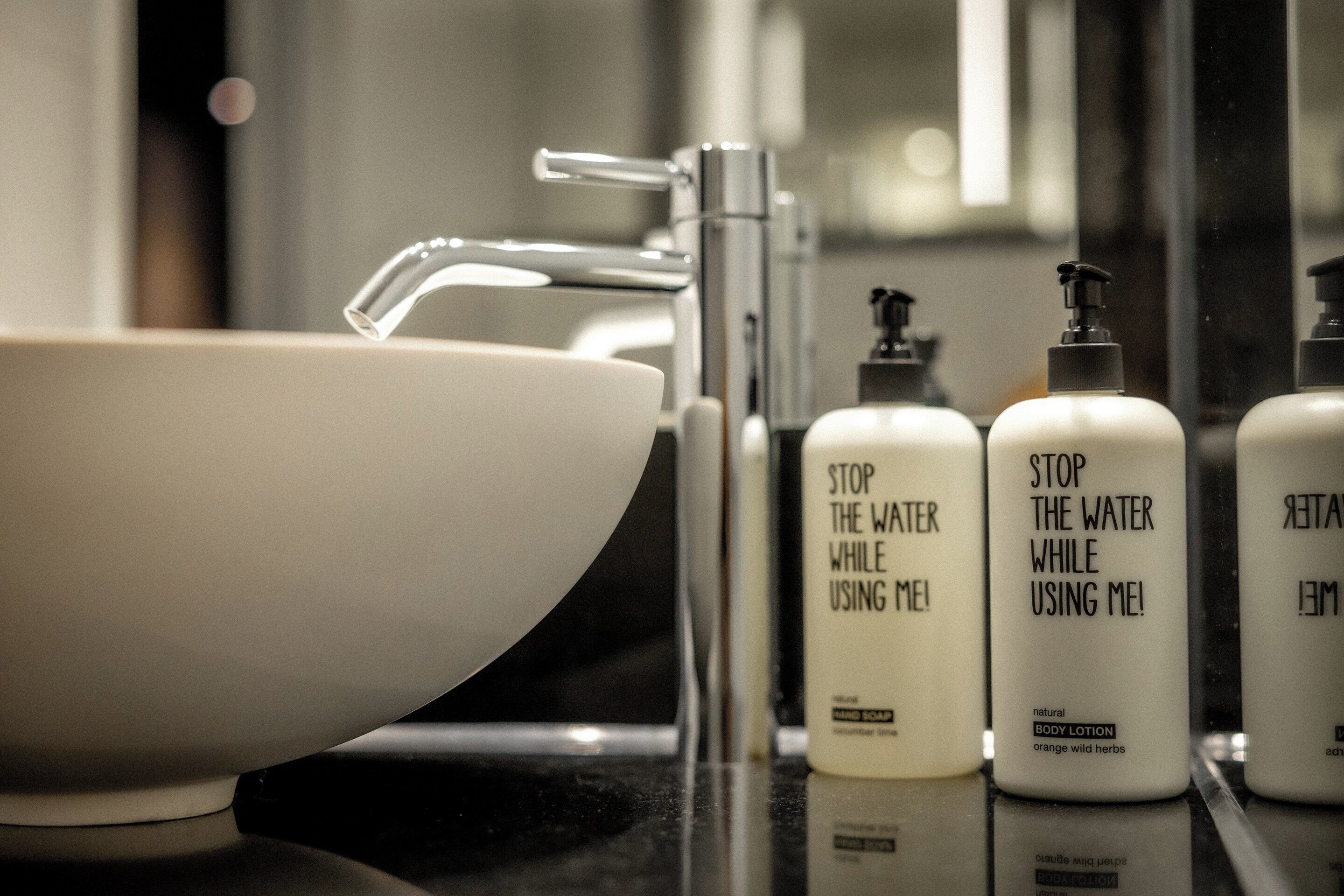 Artículos de higiene personal ecológicos, secador de pelo y toallas