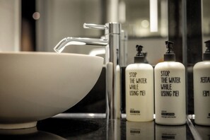 Artículos de higiene personal ecológicos, secador de pelo y toallas