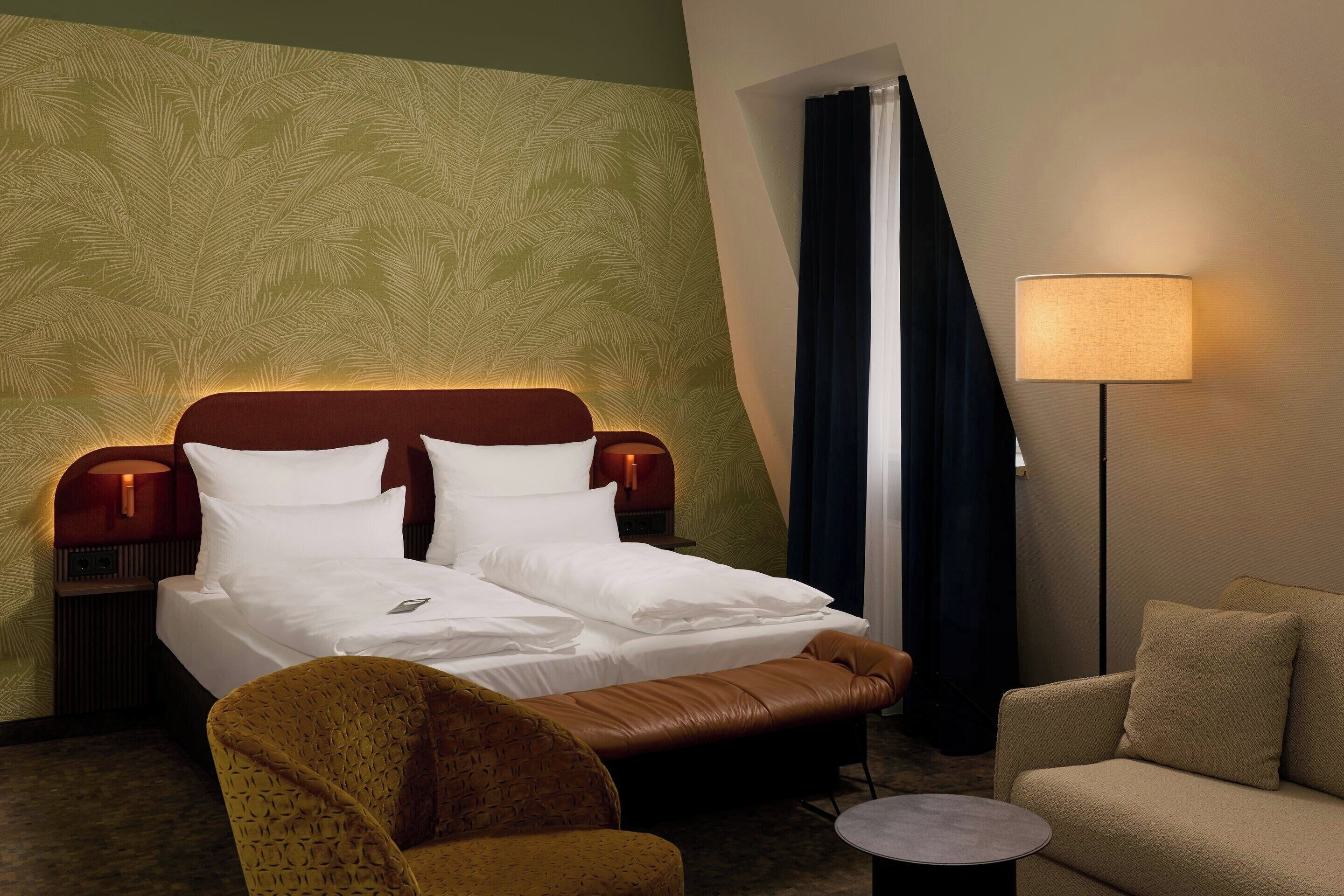 Ropa de cama hipoalergénica y caja de seguridad en la habitación 