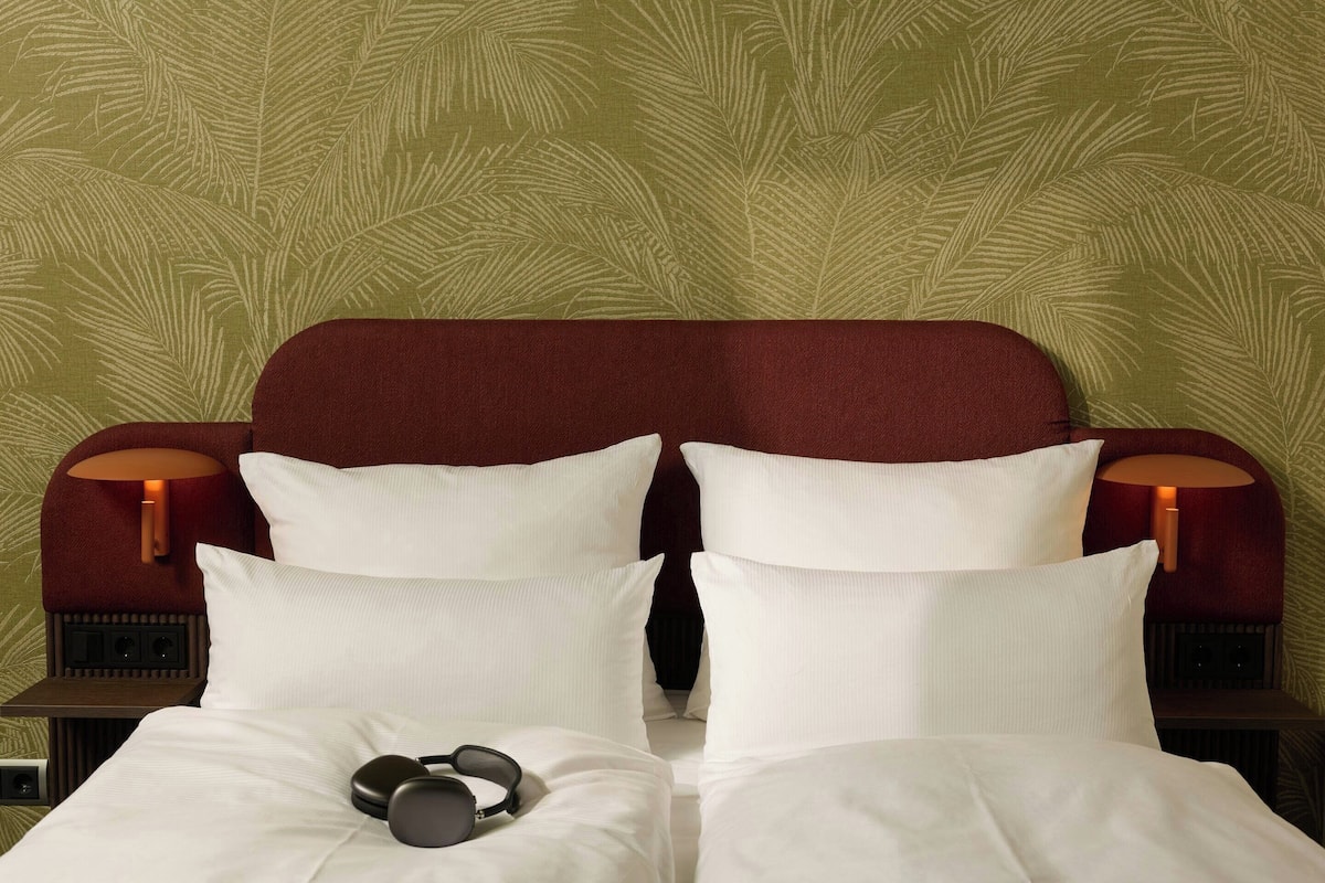 Huone (THE CLOUD) | Allergiatestatut vuodevaatteet, tallelokero huoneessa, työpöytä