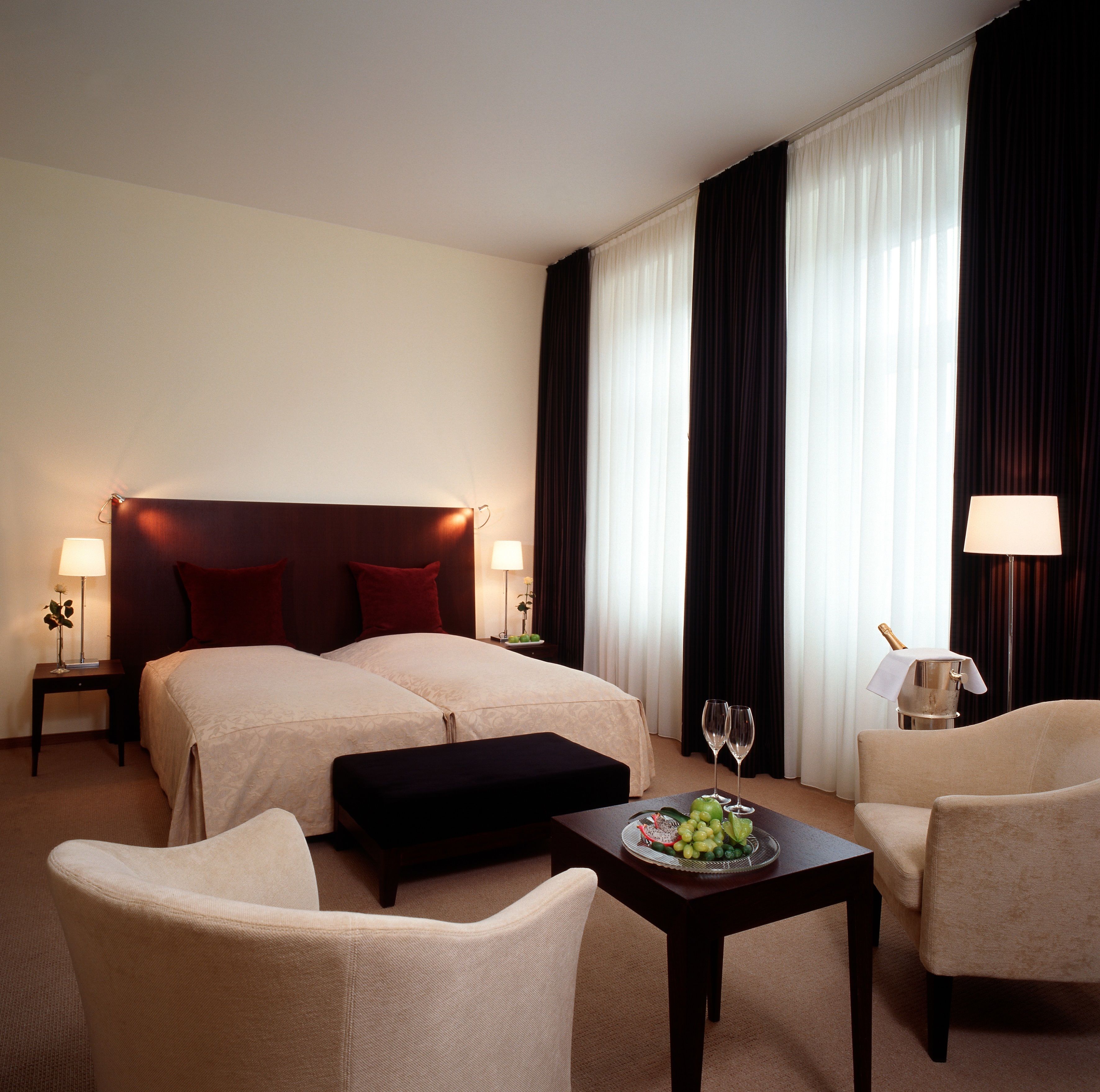 Literie hypoallergénique, coffres-forts dans les chambres, bureau