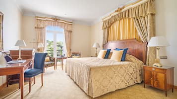 Deluxe Palacio Suite | Minibar, caja de seguridad en la habitación y escritorio