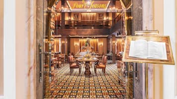 3 間餐廳,供應午餐
