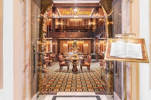 3 restaurants; lunch and dinner served