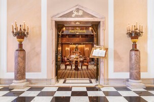 3 restaurants, lunch served