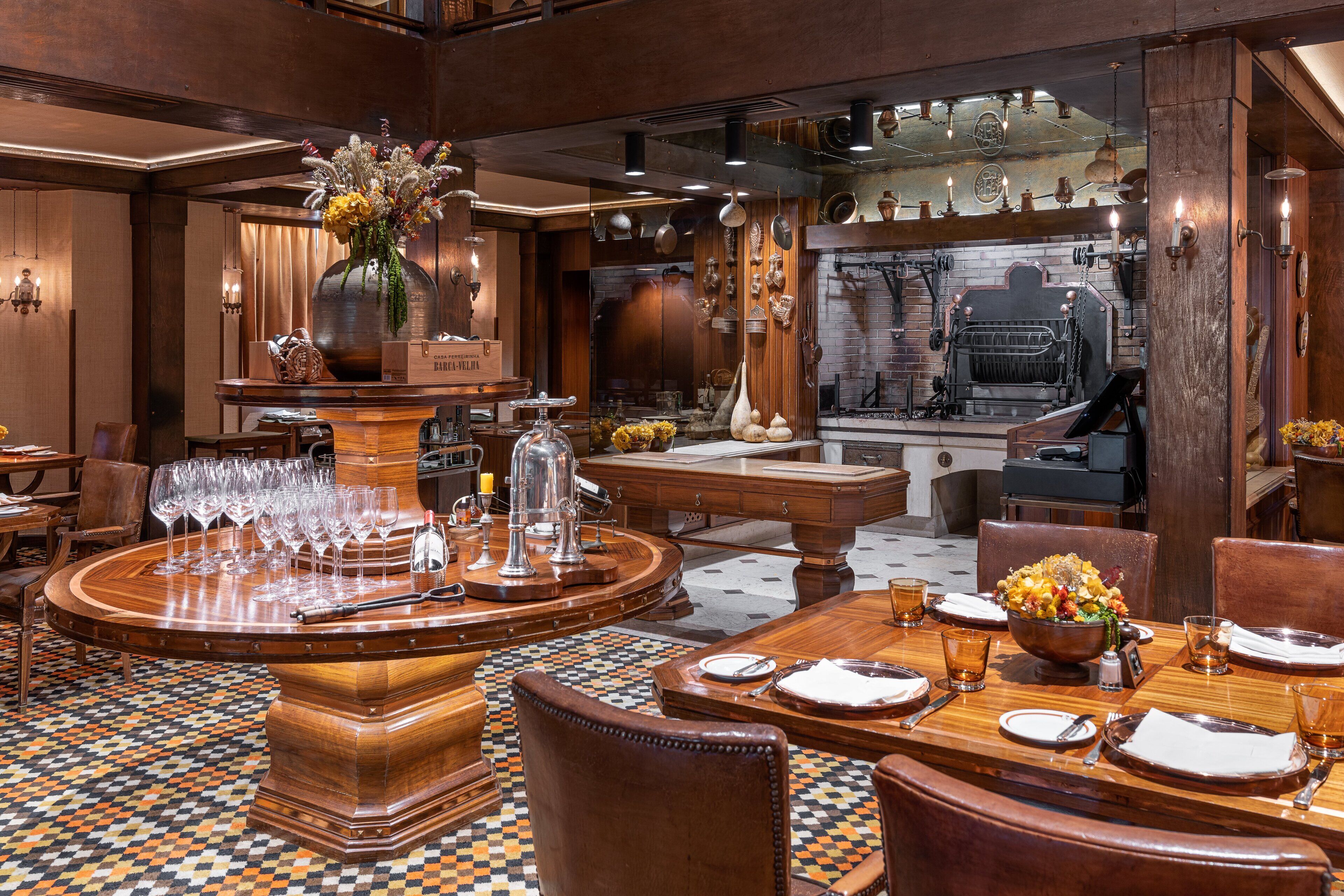 3 restaurants, lunch served