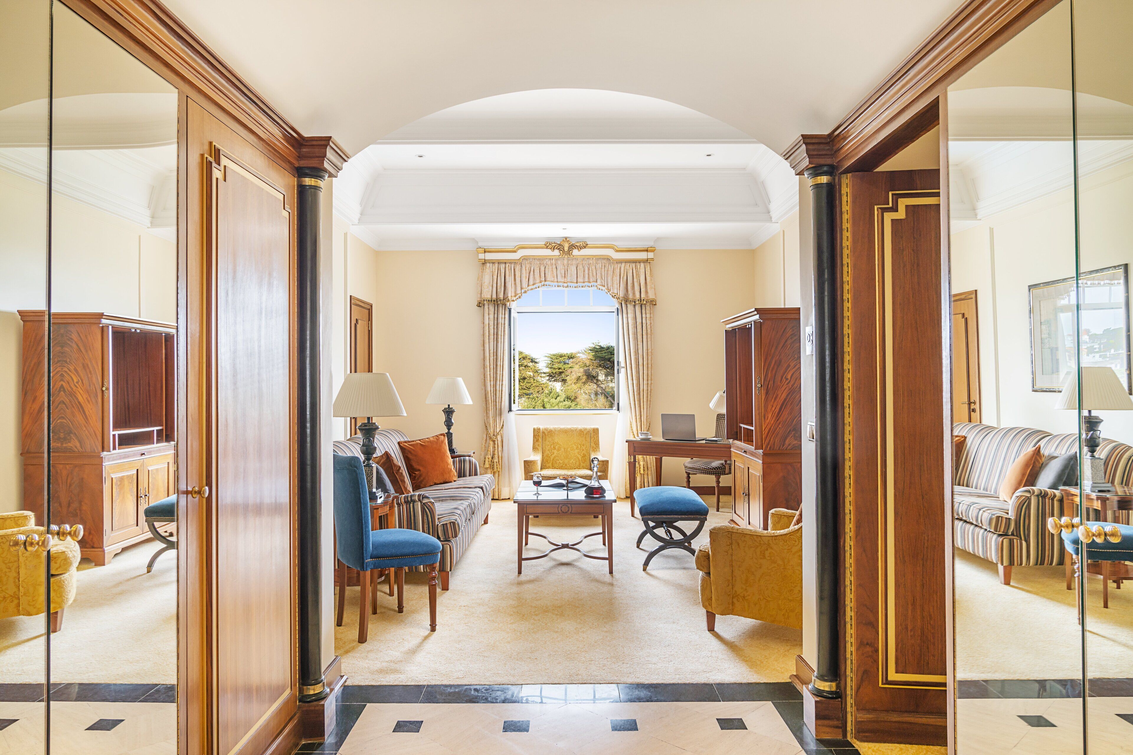 Un salón amplio con un gran ventanal, un sofá, una mesa de centro y un televisor.