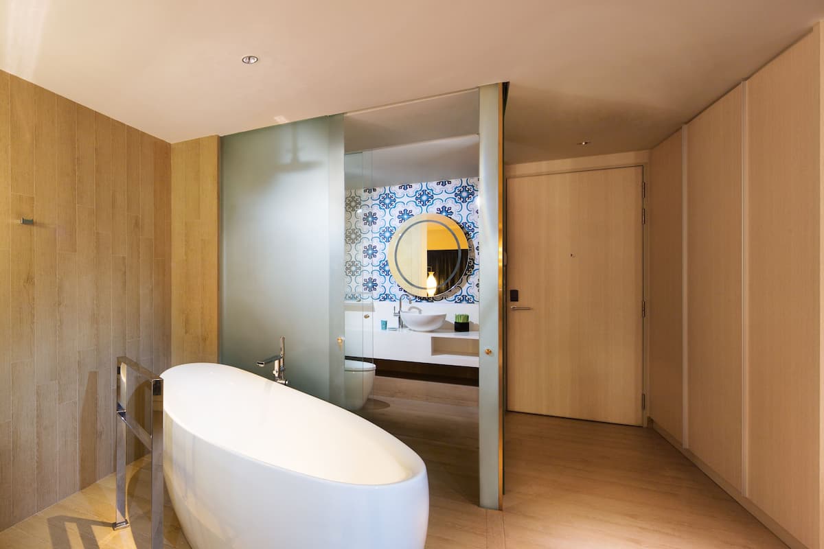 deep-soaking bathtub