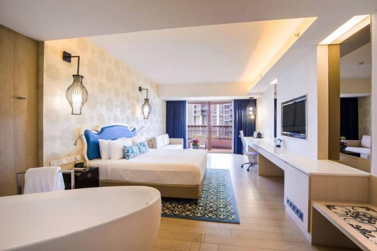 Ropa de cama de alta calidad y caja de seguridad en la habitación 