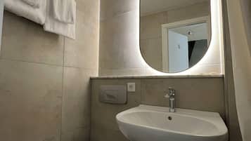 Combined shower/bathtub, hair dryer, towels