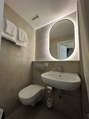 Combined shower/tub, hair dryer, towels