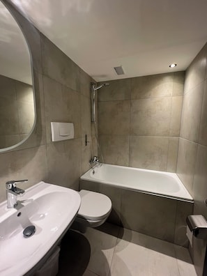 Dreibettzimmer | Badezimmer | Duschwanne, Haartrockner, Handtücher