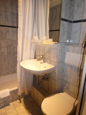 Combined shower/tub, hair dryer, towels