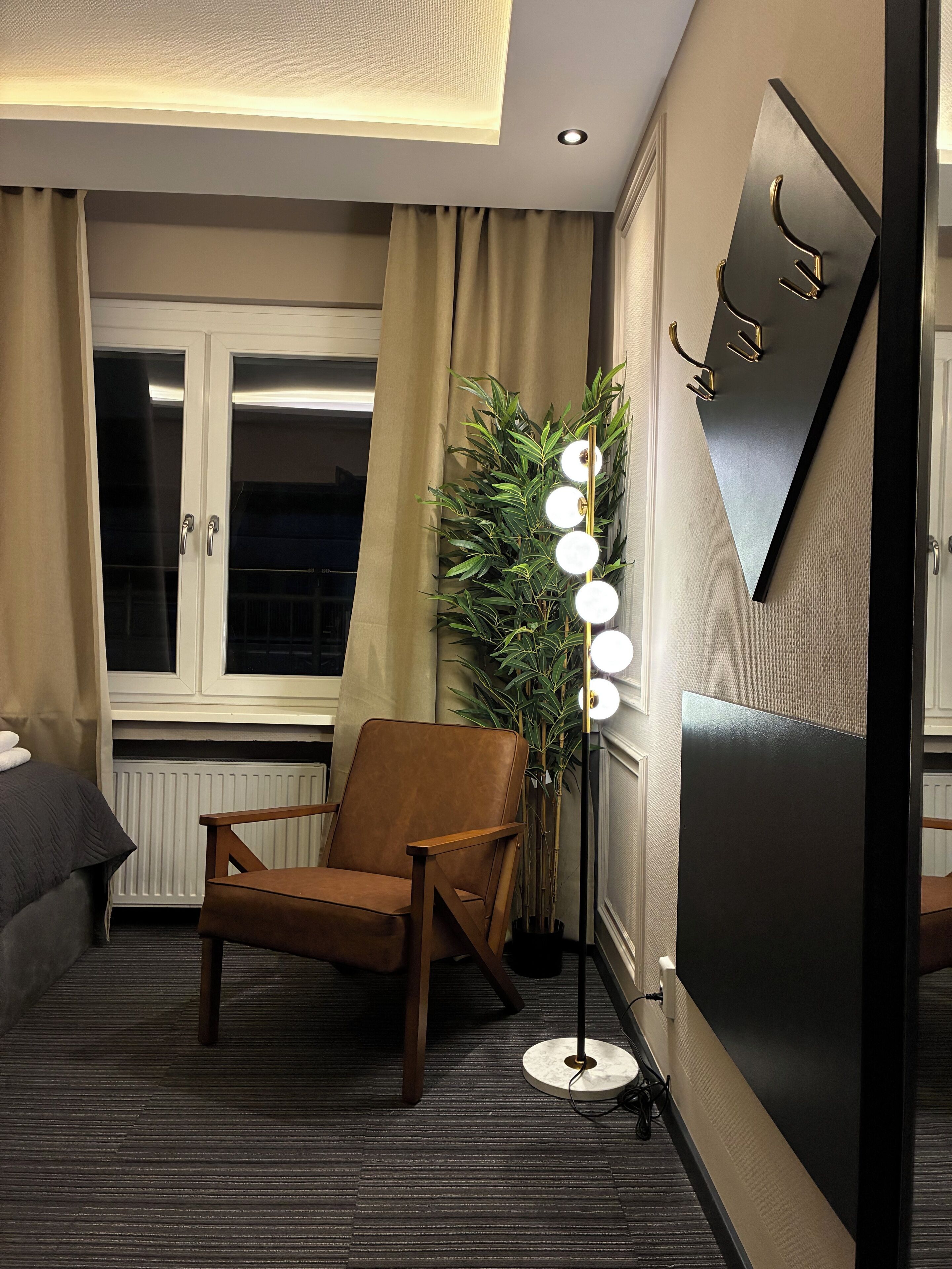 Habitación económica con 2 camas individuales | Ropa de cama de alta calidad, edredón, camas con pillow-top y minibar 