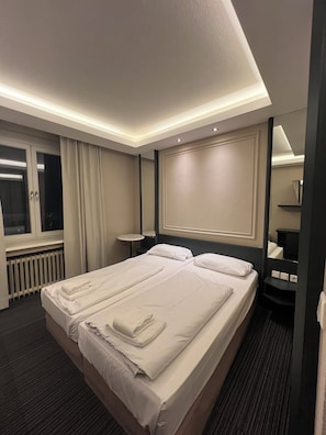 Hochwertige Bettwaren, Daunenbettdecken, Pillowtop-Betten, Minibar