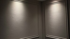 A room with a large bed, a bedside table, and a wall-mounted light fixture. - Adrett Hotel Königsallee (Düsseldorf)
