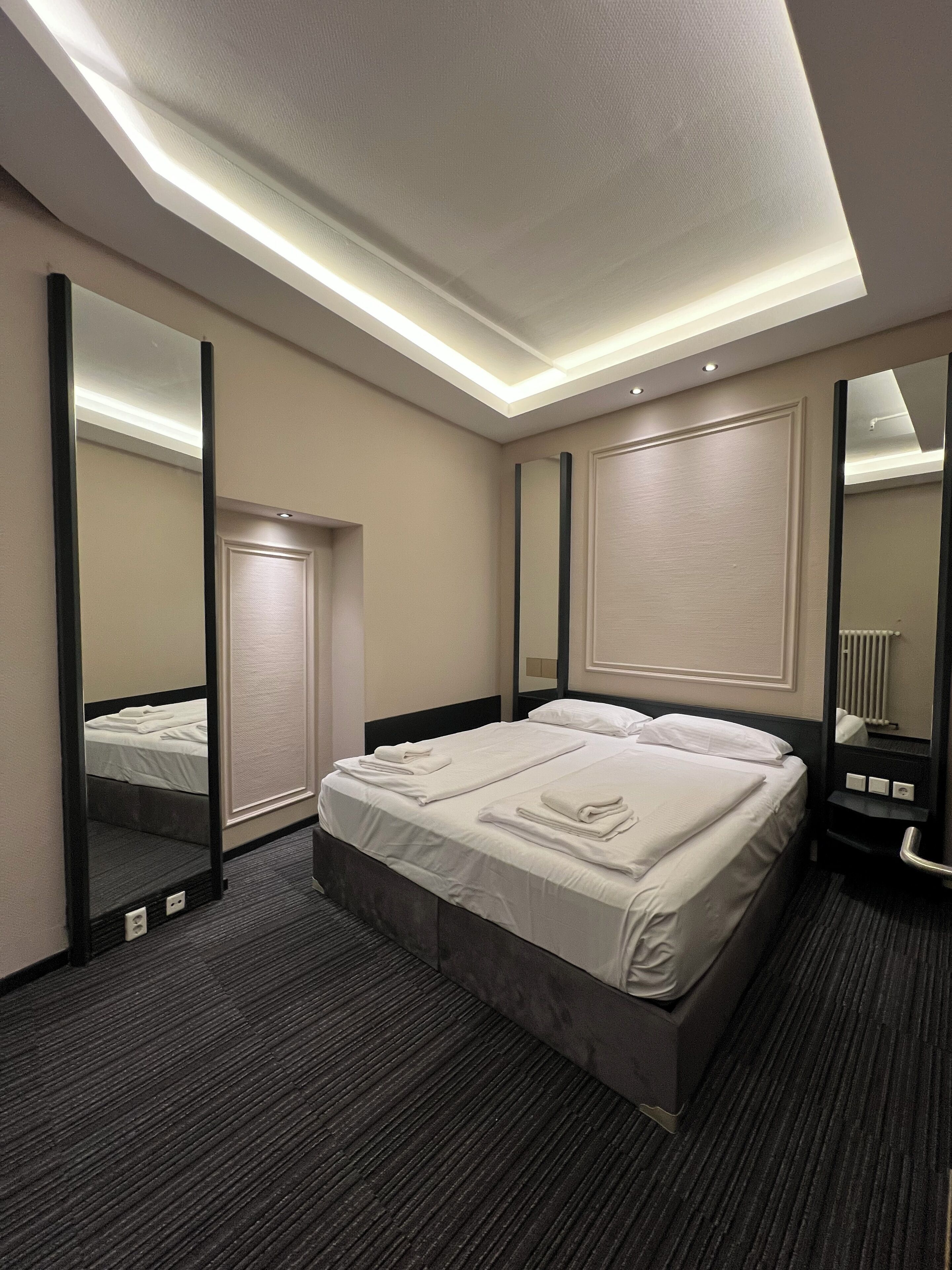 Bộ đồ giường cao cấp, chăn bông, nệm có lớp đệm bông, minibar 