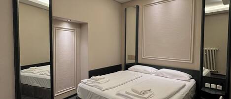 Ropa de cama de alta calidad, edredón, camas con pillow-top y minibar