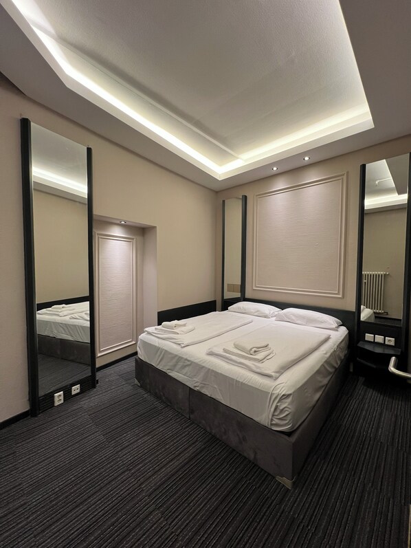 高档床上用品、羽绒被、加厚床垫、迷你吧