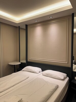 Hochwertige Bettwaren, Daunenbettdecken, Pillowtop-Betten, Minibar